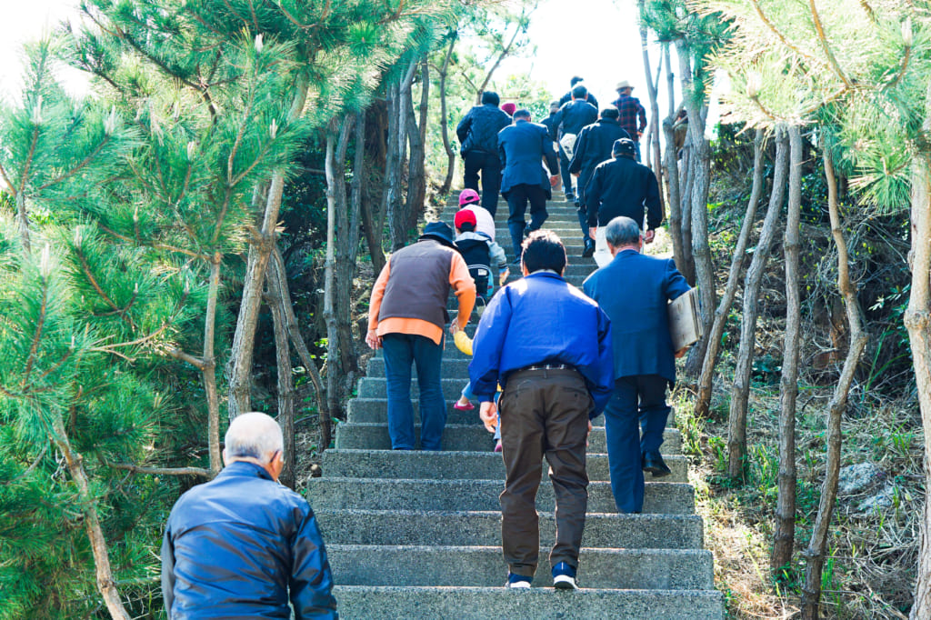 祭り会場に向かう村民