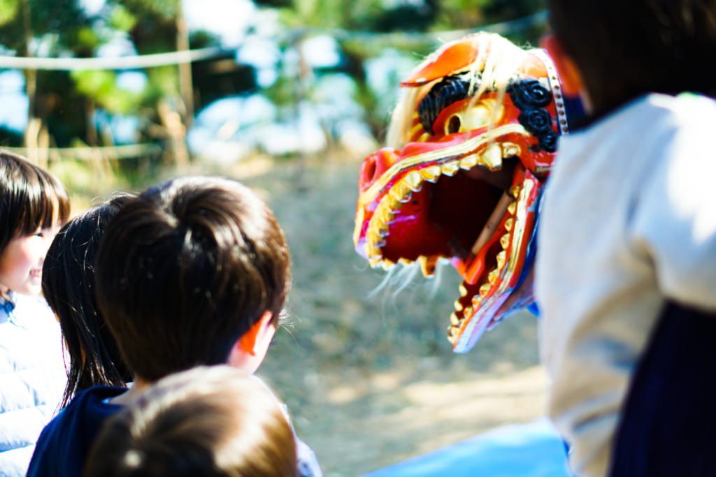 獅子舞と子ども1