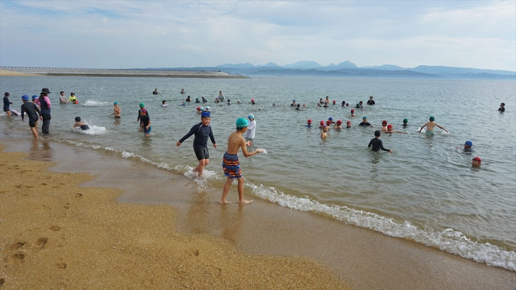 海水浴をする生徒