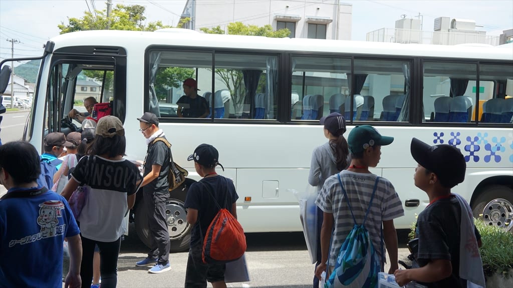 バスに乗車する小学生