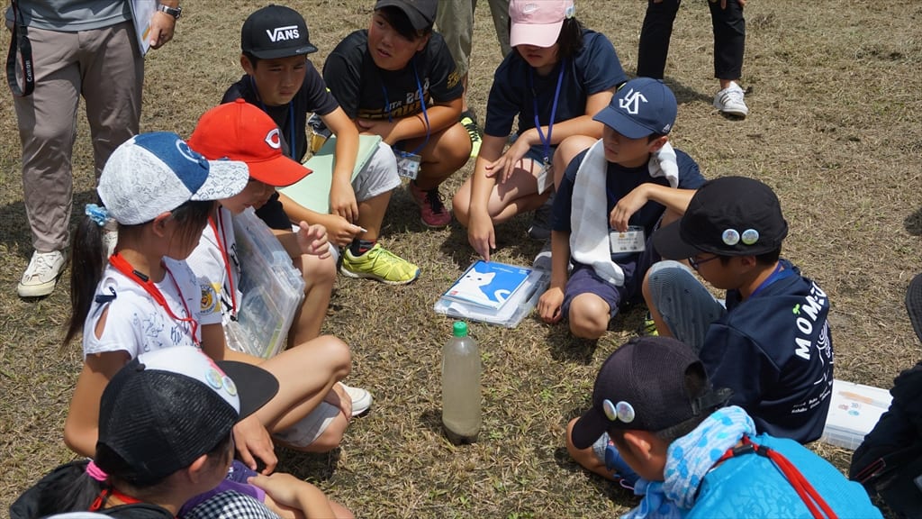 地層が出来る様子を確認する子供