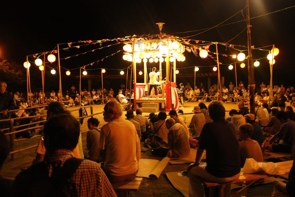 盆踊り会場（夜）