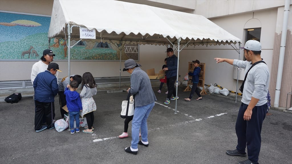 ストラックアウトで遊ぶ子供