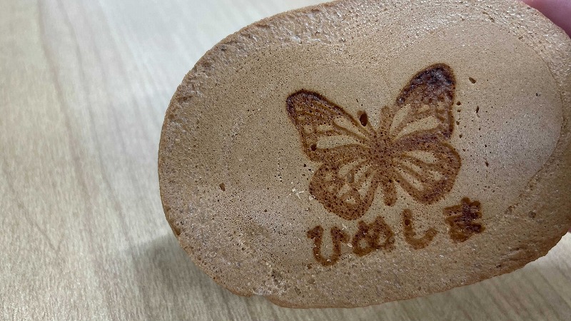 アサギマダラが描かれたはちみつせんべい