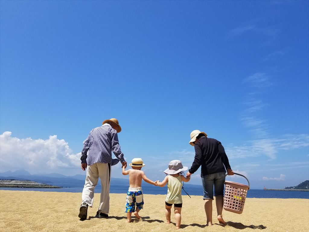 子ども達と砂浜を歩く写真