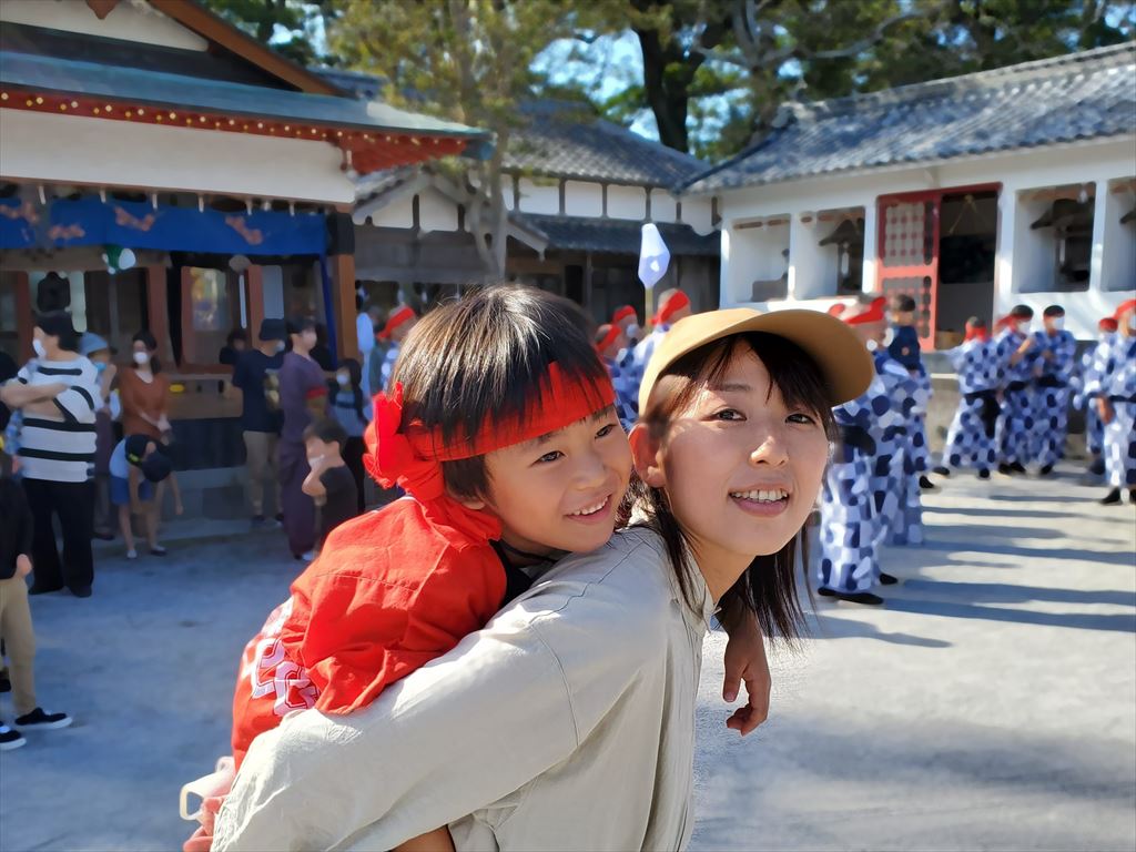 息子をおんぶする香葉さん