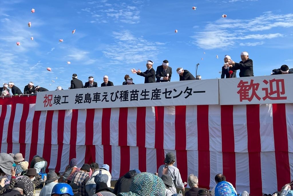 餅まきの様子