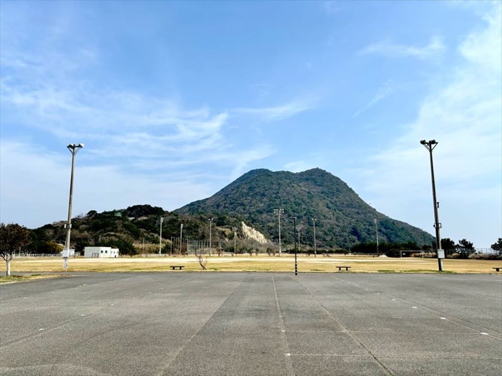 姫島運動公園駐車場から見た矢筈岳