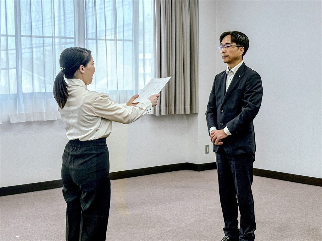 委嘱状を受け取る神戸さん