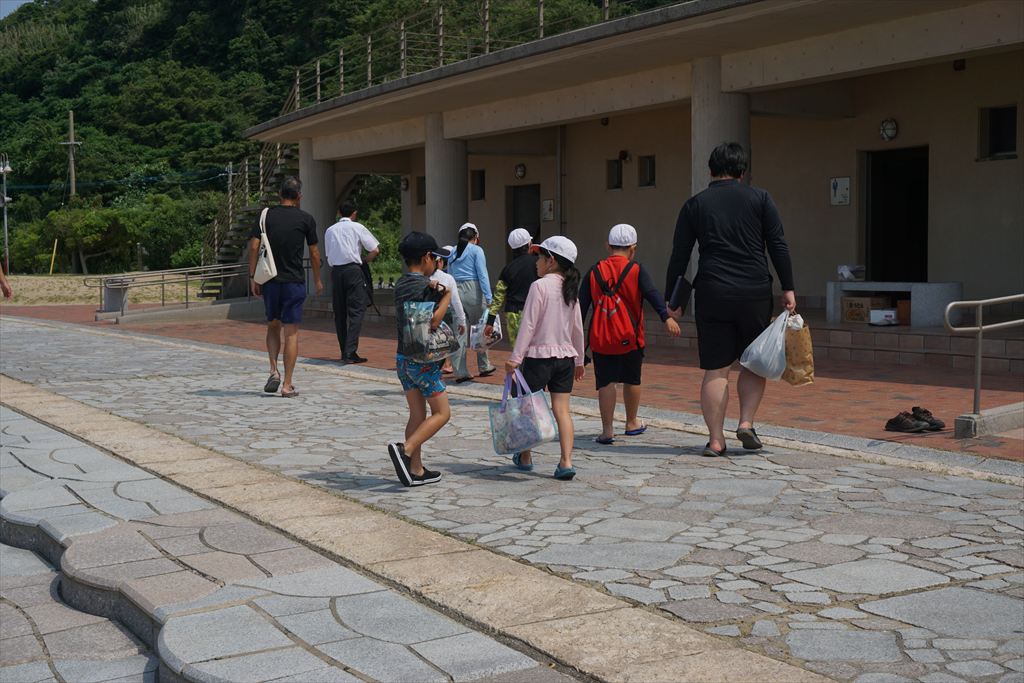 水着に着替える児童たち