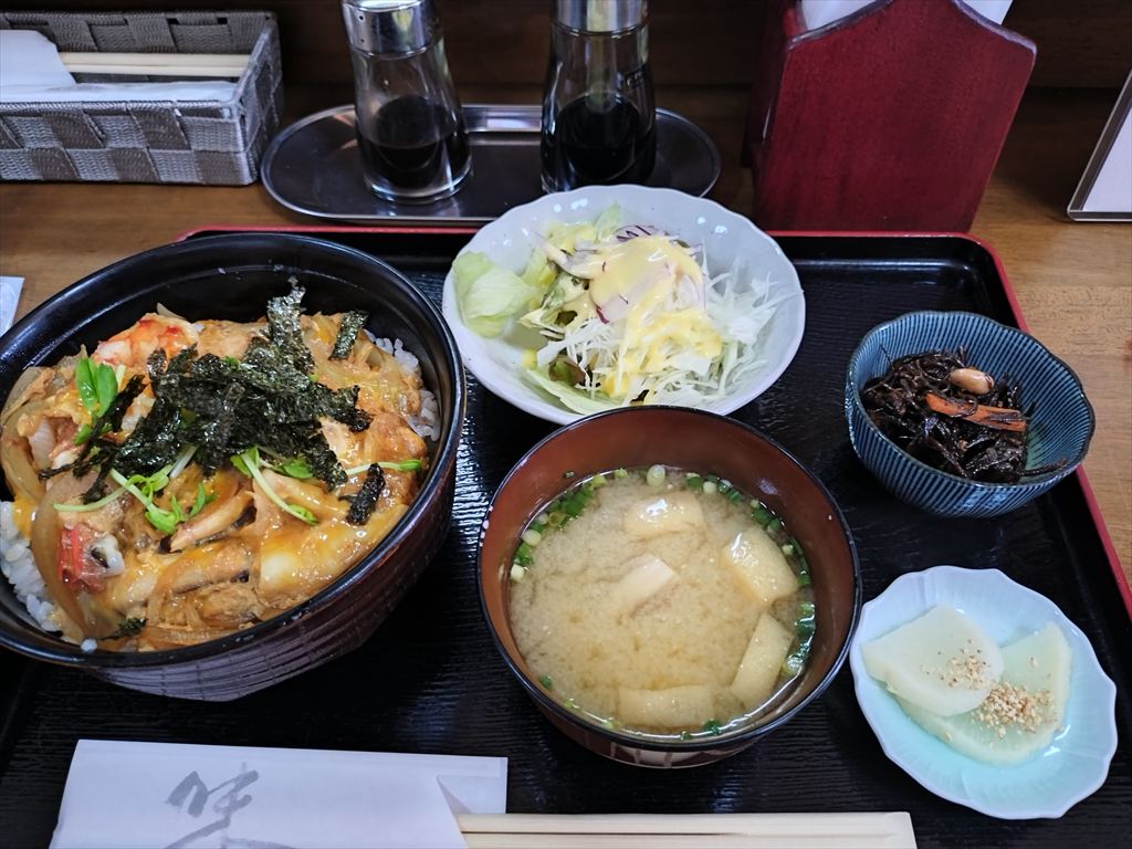 名物の車えびたこ丼定食の写真です。