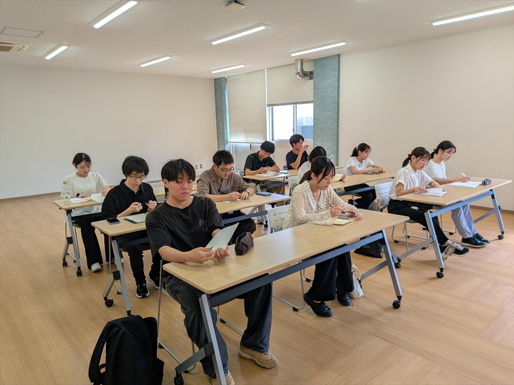 研修を行う畔津ゼミの学生