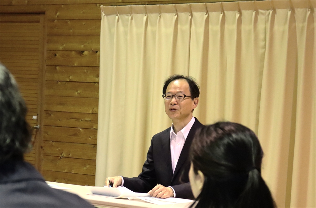 参加者と笑顔で話される佐藤知事