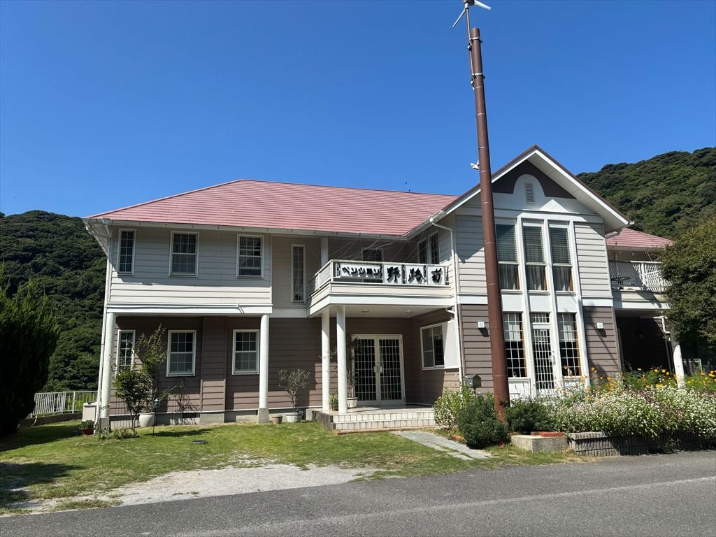 ペンション野路菊の外観の写真です。