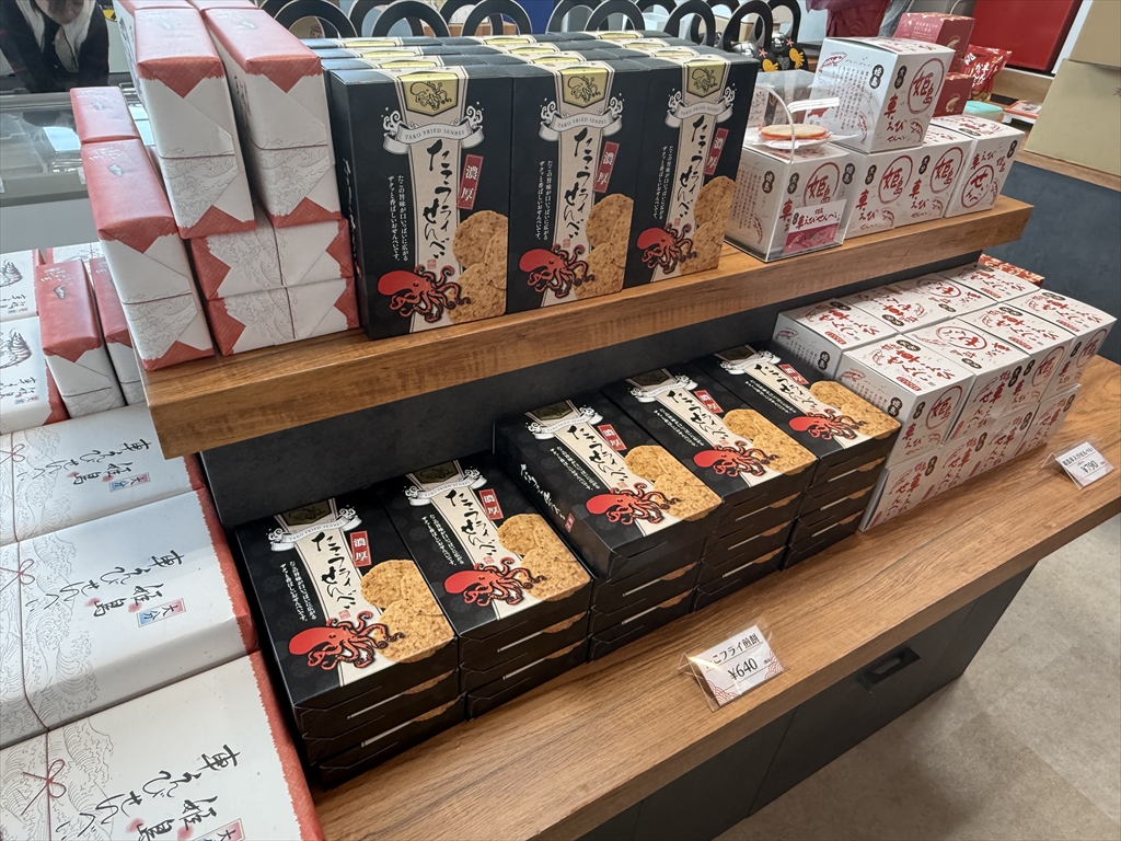 売店に並ぶ商品