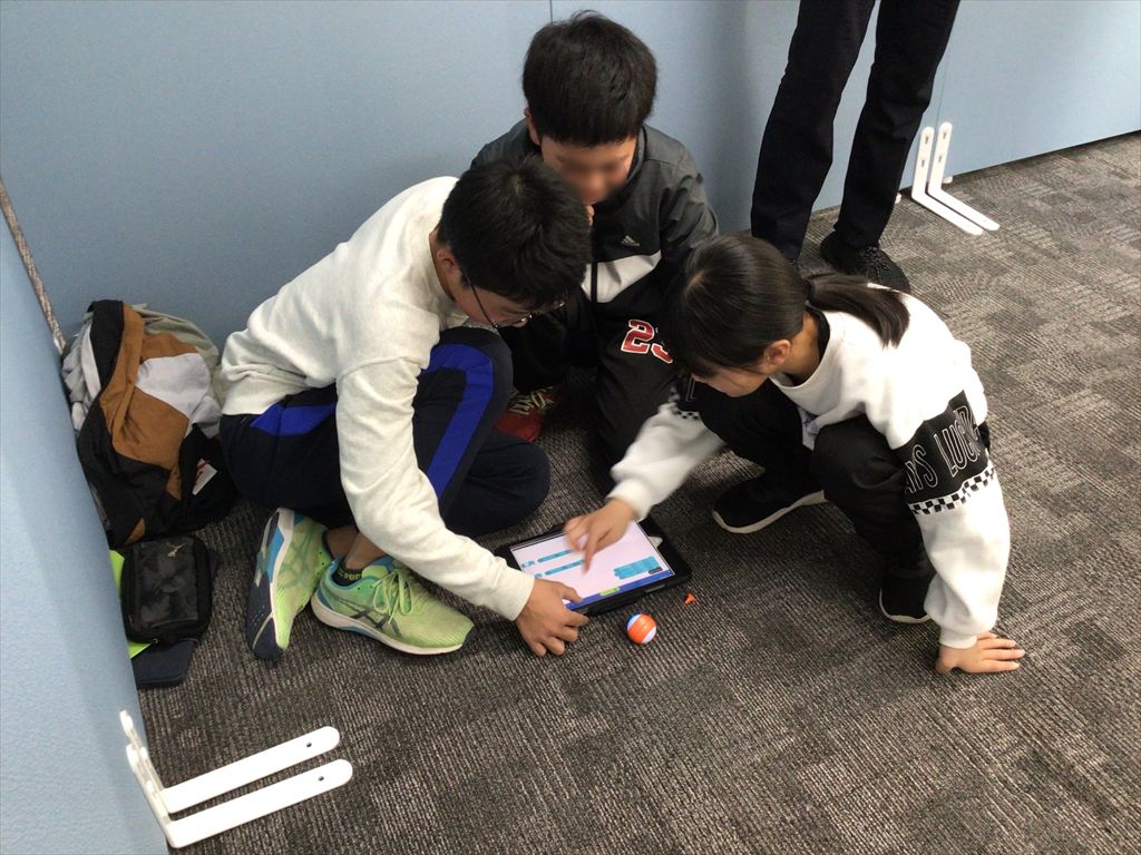 スフィロを操作する児童たちの写真です。