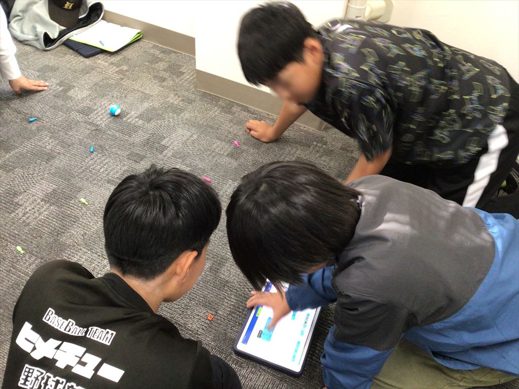 スフィロを操作する児童たちの写真です。