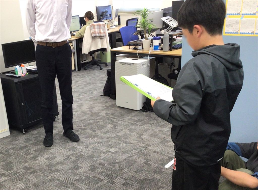 お礼の言葉を述べる児童代表の写真です。