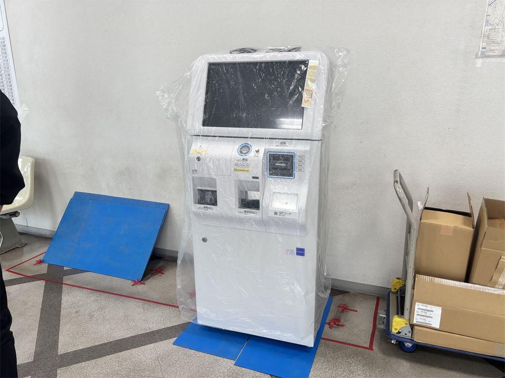 券売機を設置している様子