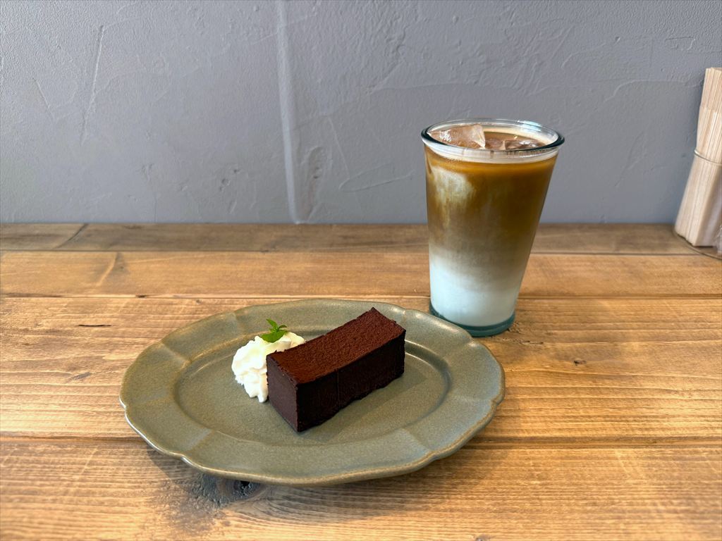 濃厚ショコラテリーヌとカフェラテの写真です。
