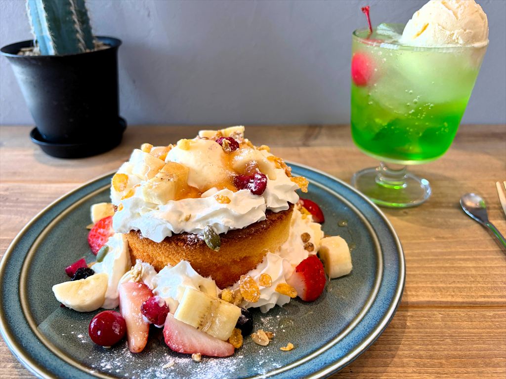 パンケーキとメロンソーダフロートの写真です。