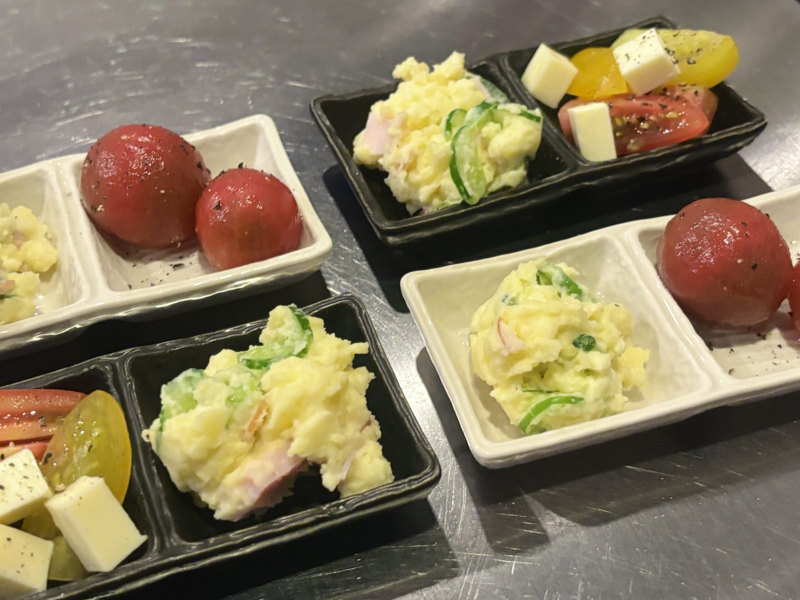 お通しのポテトサラダとトマトのマリネ