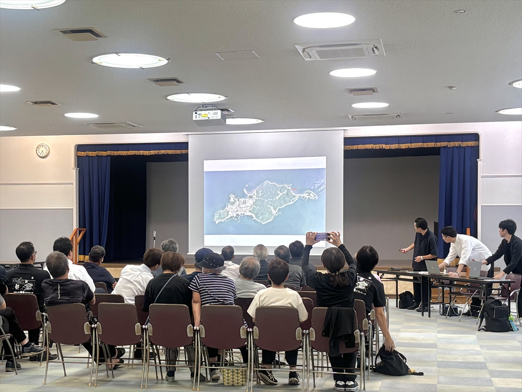 離島センターやはずに集まった住民説明会参加者の様子
